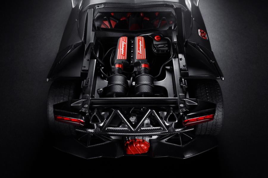 Моторный отсек Lamborghini Sesto Elemento 2010 года  (фото 7 из 36)